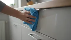 Wie man in 5 Minuten klebriges Fett von Küchenschränken entfernt – ohne Chemikalien und ohne Kratzer